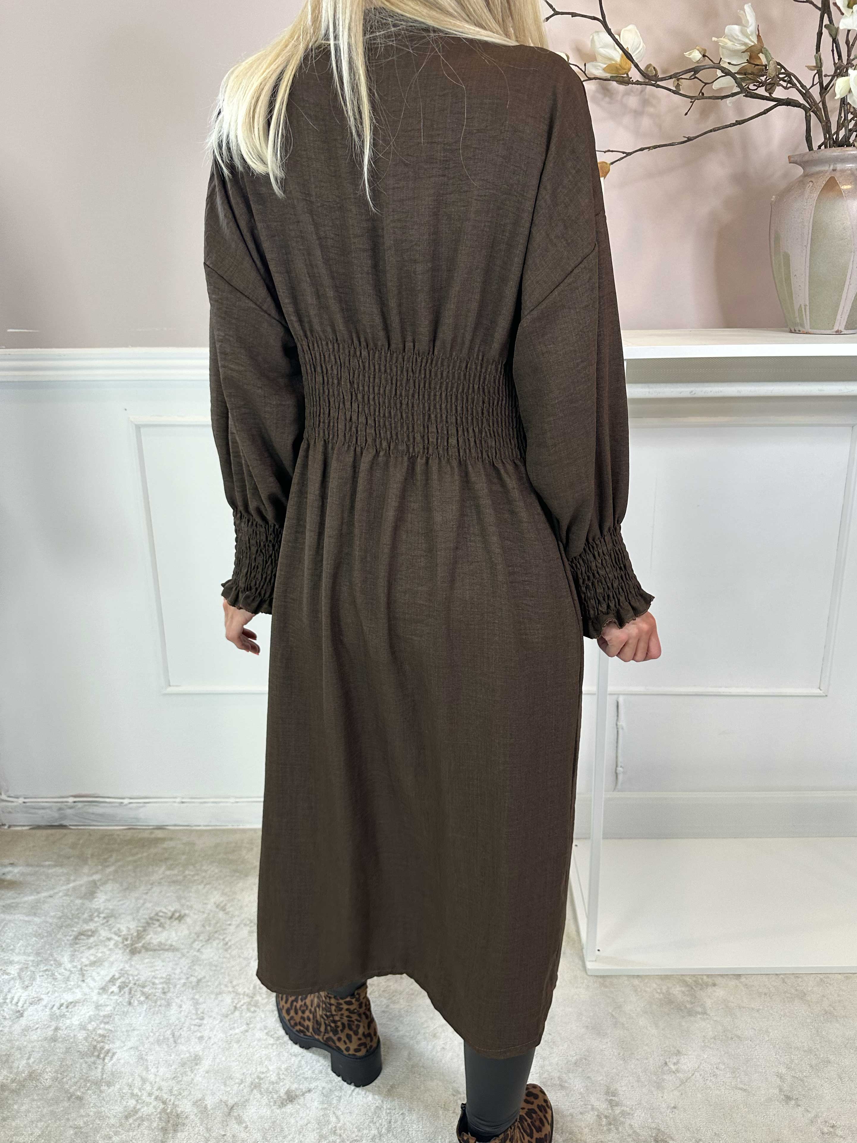 Samara - Söt klänning med smock och knappar